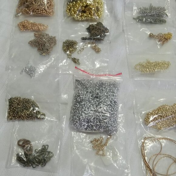 Many many many miscellaneous vintage and actual jewelry chains scraps and lenght - Picture 8 of 9